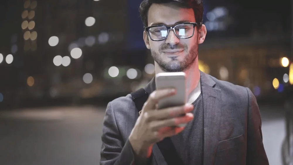 Hombre hablando por teléfono